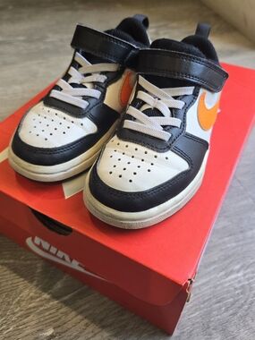 Nike Kids Low-Top Sneaker - White, Black & Orange Swoosh